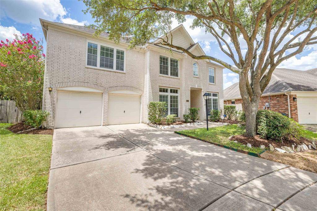 Well maintained 4 bed, 2/1 on a quiet cul de sac street, mature lot back & front, lots of off street parking
