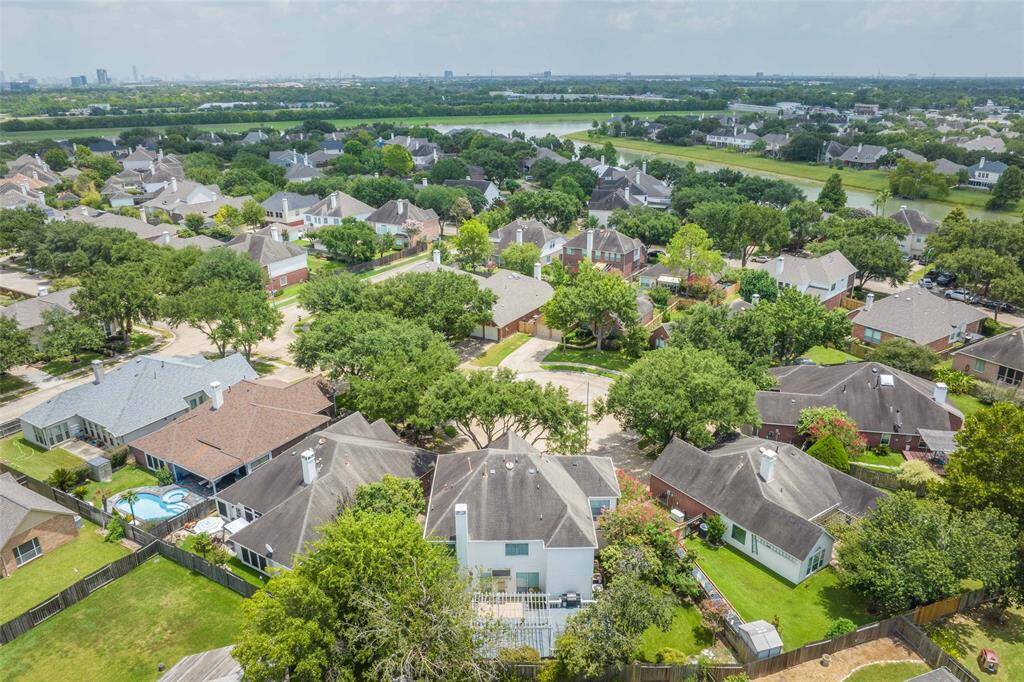 Short commute to Westheimer & the Energy Corridor , enjoy walking in the gated community