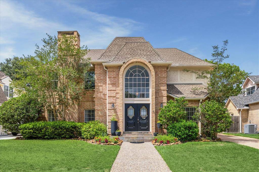 Welcome to Piping Rock! Nestled on a horseshoe street in the Energy Corridor, fresh landscaping, freshly painted front door, and a power-washed driveway!