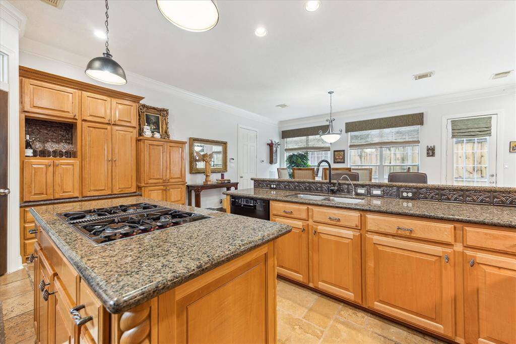 Gas cooktop in the island.
