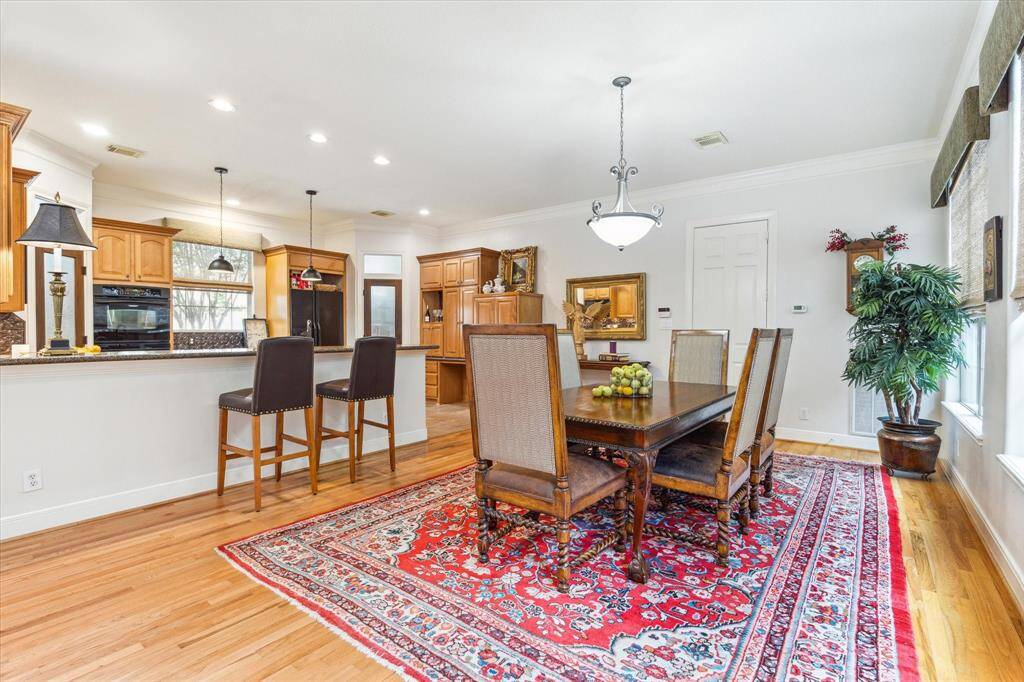 A long breakfast bar can accommodate seating for five or more.