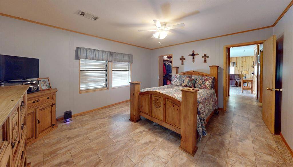Oversived primary bedroom