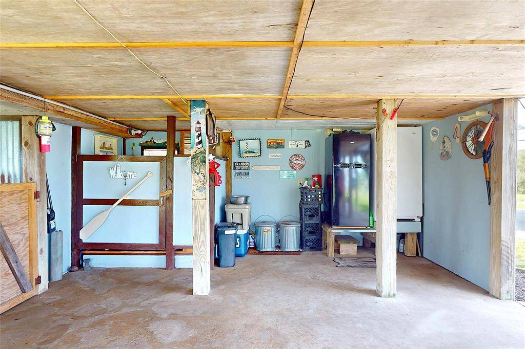 Guest bathroom, with out door toilet!