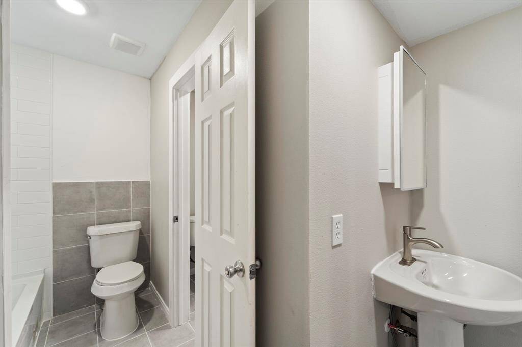 Hollywood style bathroom which sits in between the two rooms.