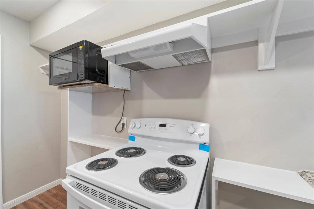 Kitchen features new appliances that have never been used!