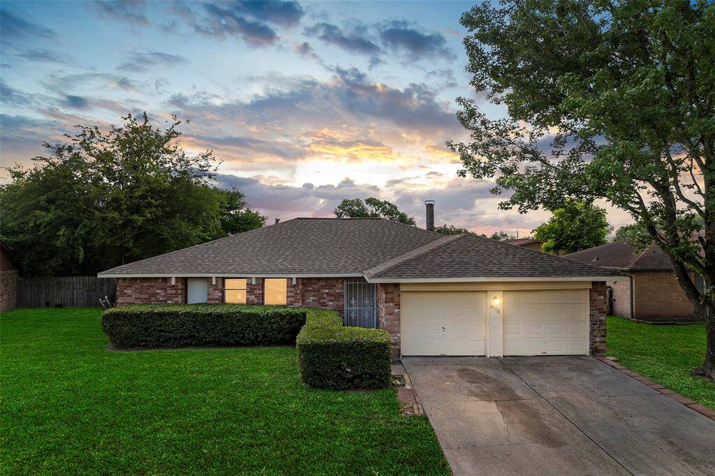 Welcome home to 14118 Magnolia Springs Drive located in the established community of Briarcreek.