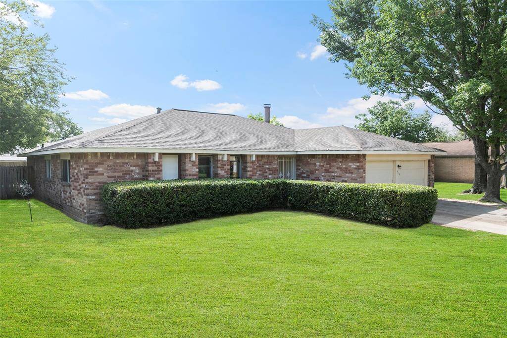 A row of hedges line the home making for great curb appeal!