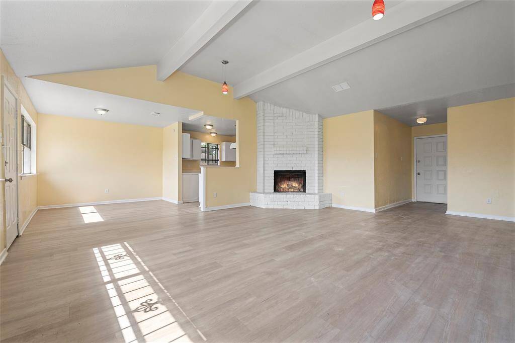 Natural light flow into the main living areas with high ceilings!