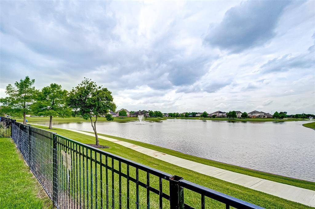 Nice view of the lake in the back yard