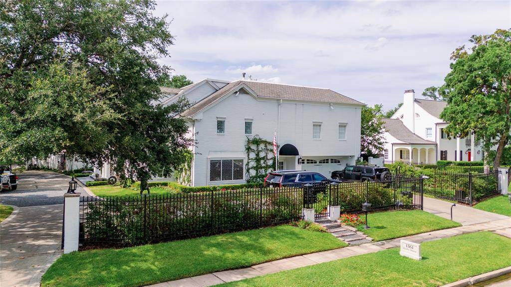 Two entrances from Brentwood, offering easy access for you and guests