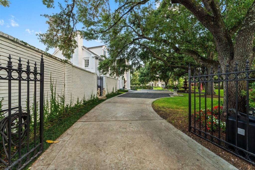 Private entrances accompanied by two circular driveways