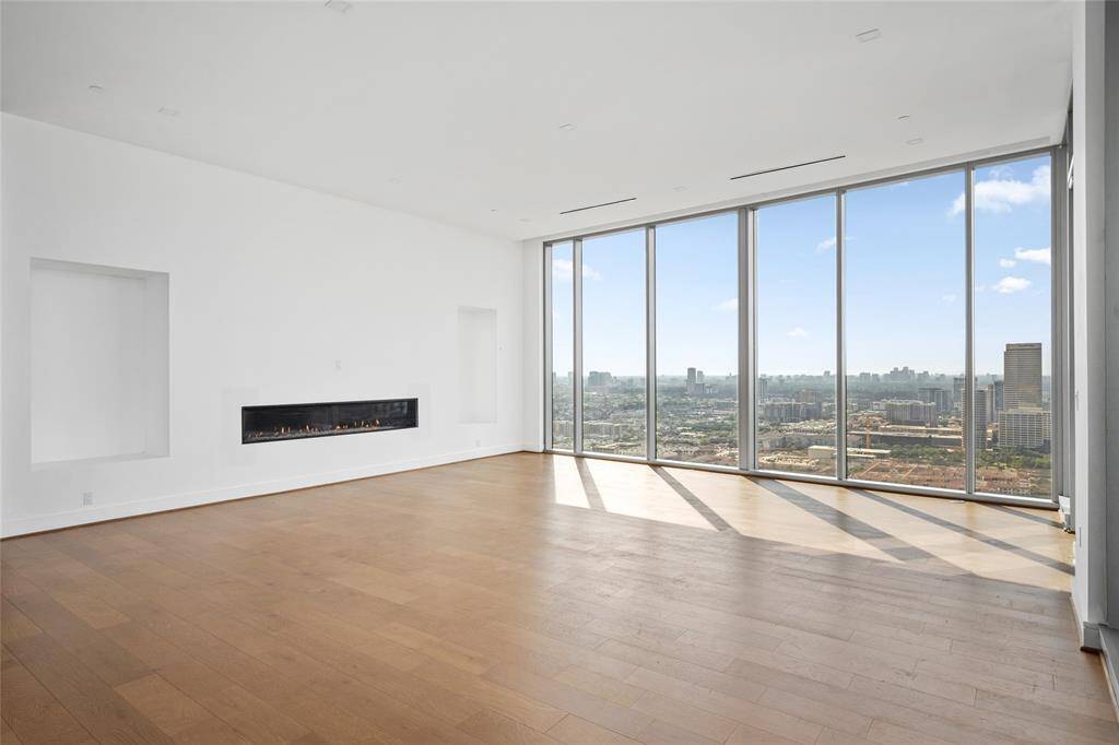Spacious living area wiht breath taking views.