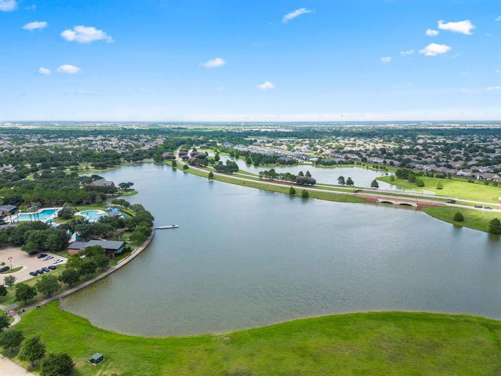 Lakeland Heights amenities nearby.