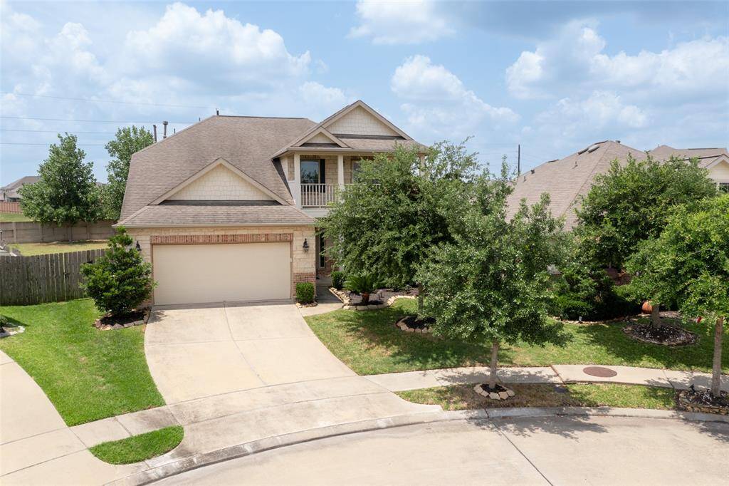 Great Cul-De-Sac Lot!Great Lennar built 4/3.5/2 home with Upgrades Through Out! The front yard is landscaped with mature trees and a well-maintained lawn, offering great curb appeal.