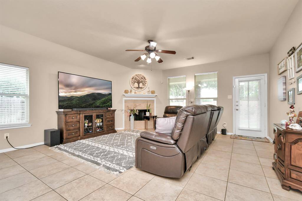 Family room right next to the kitchen perfect for entertaining