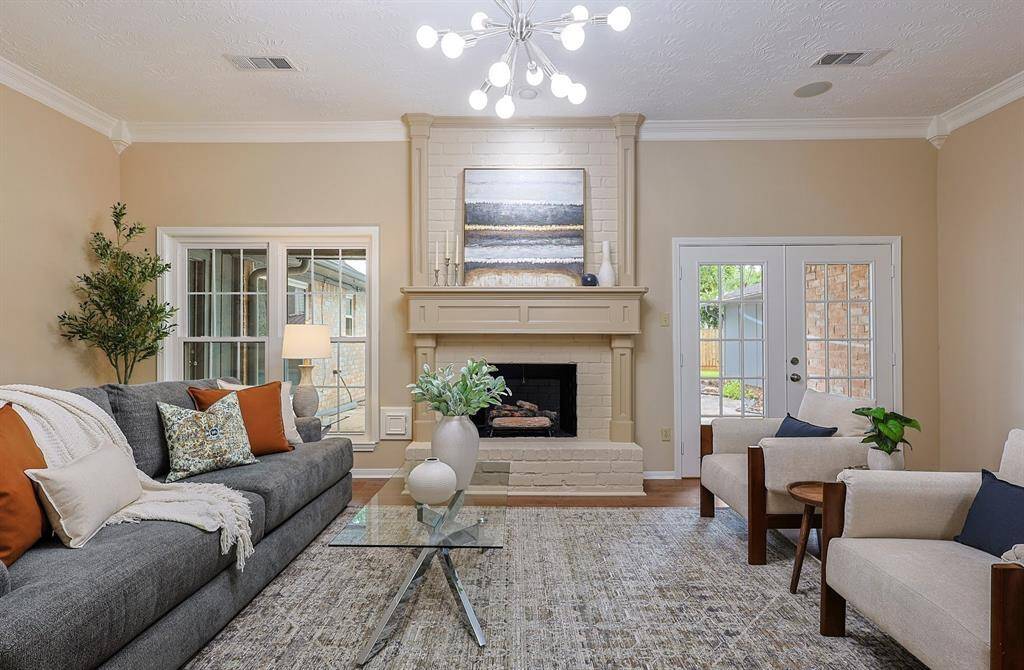 Bright and welcoming family room with a wet bar, perfect for entertaining. This room can accommodate spacious furniture layouts..