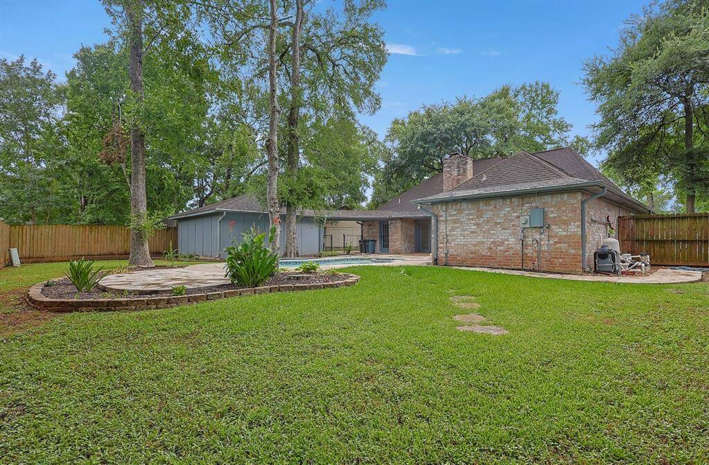 Your perfect retreat: a spacious backyard ideal for pets and outdoor fun!