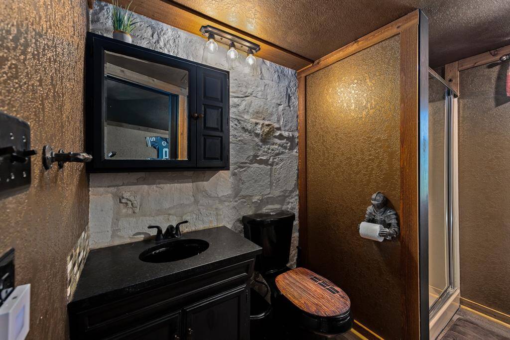 Full bathroom at the guest bedroom I.