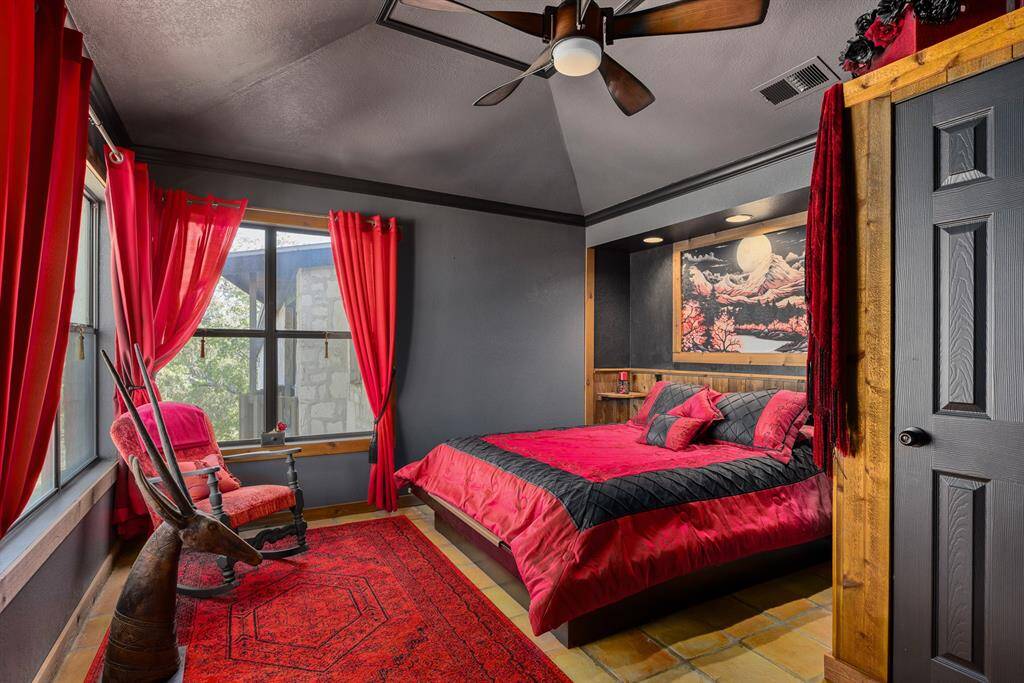 Guest bedroom II by the hallway.