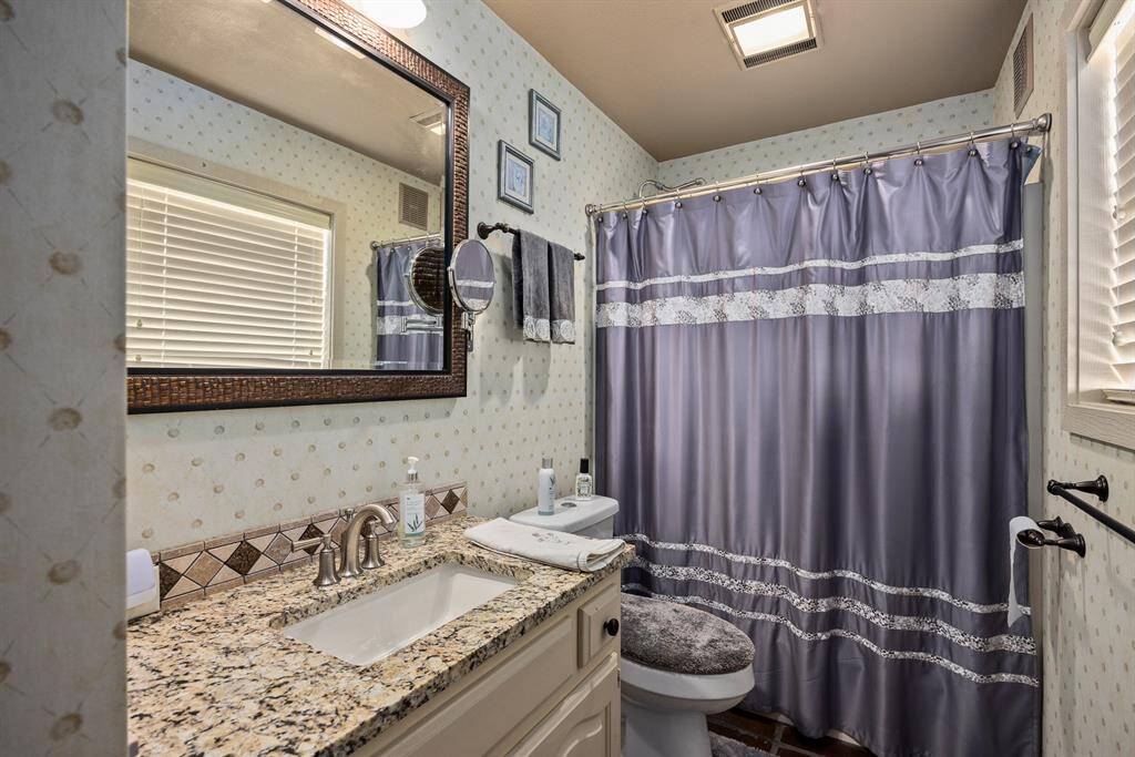 Full bathroom I.