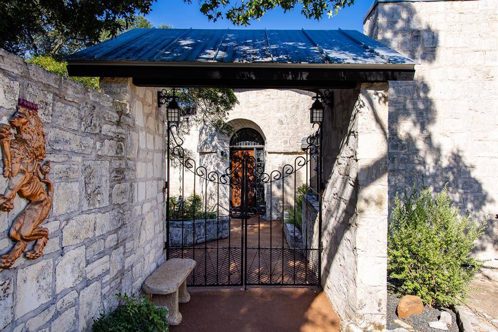 Entering into the courtyard.