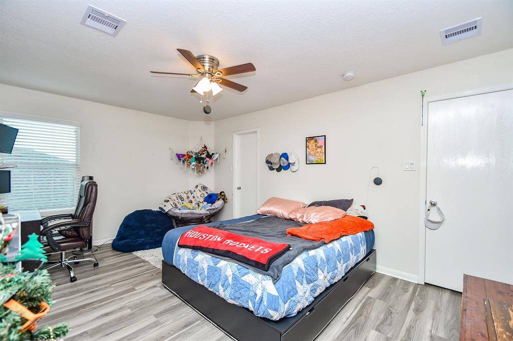 Good size secondary bedroom