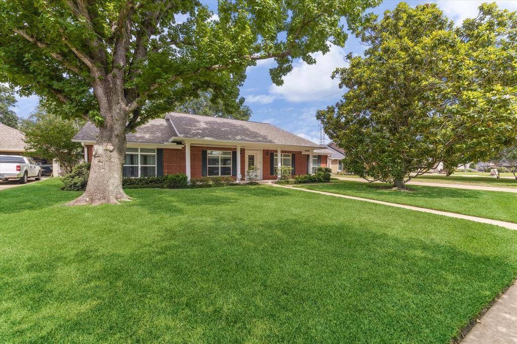 Big lot in a great location