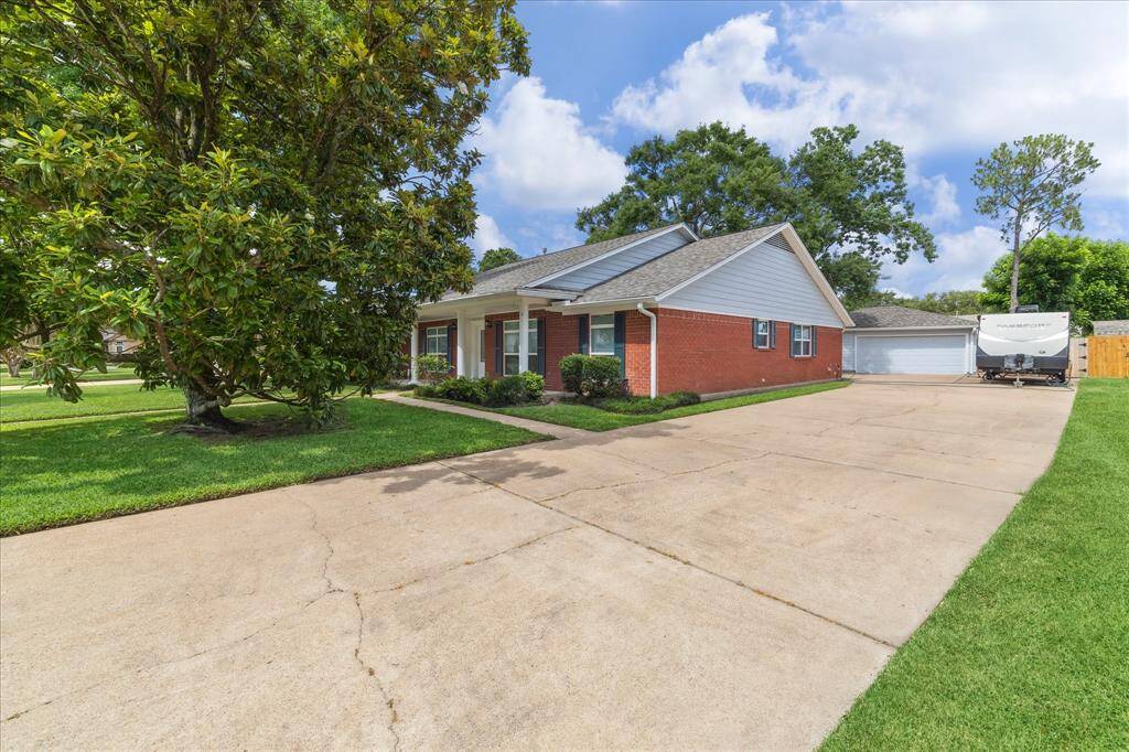 Long driveway with extra parking