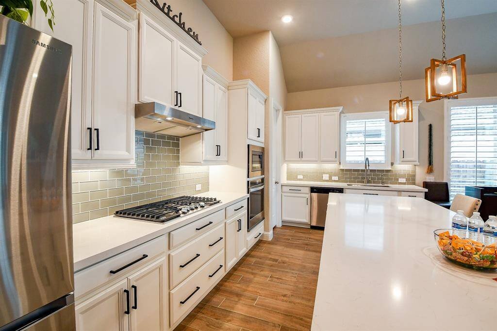Gas 5 burner stove with beautiful cabinet hardware!