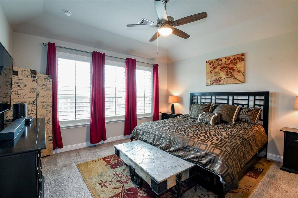 Check out the huge master bedroom with tons of space for your large kingsize furniture!