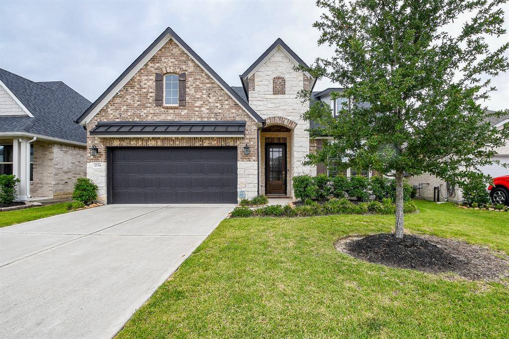 Lovely live oak with long driveway with plenty of parking!