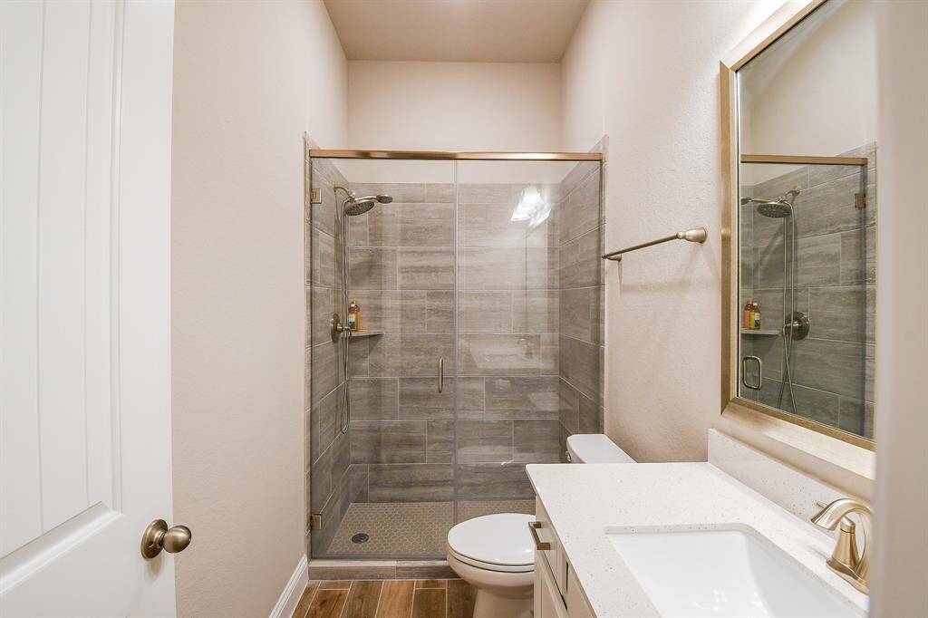 Private guest bath with full shower!