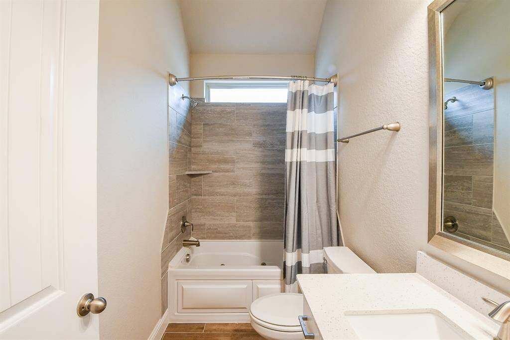 Another full guest bathroom with tub/shower combo!