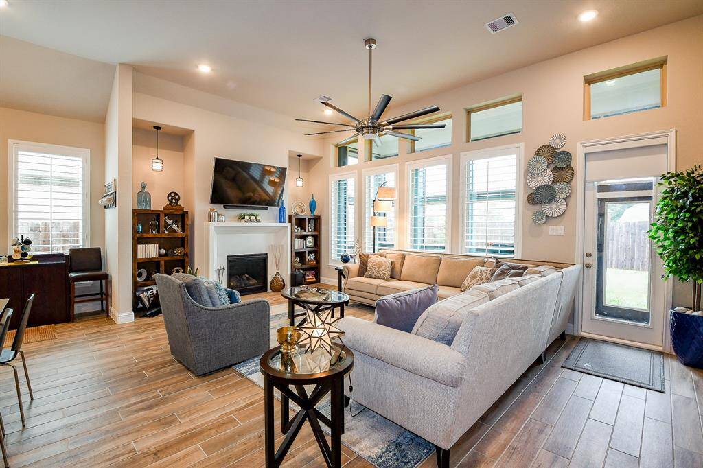 Huge family room that welcomes you and all your guests!