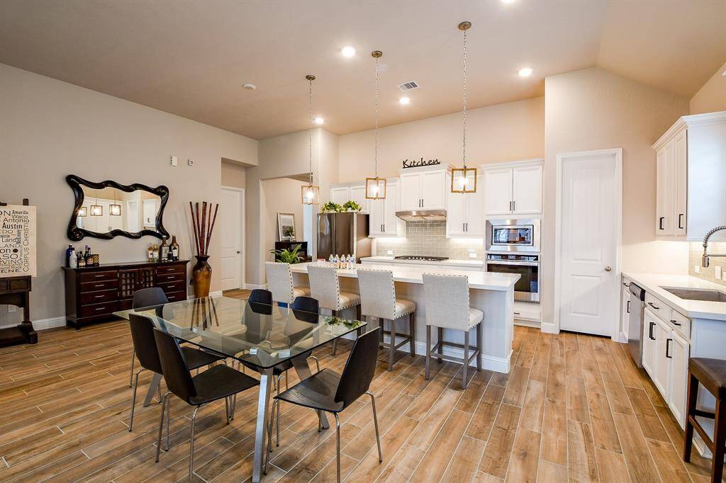 Enjoy the open dining room with family meals!