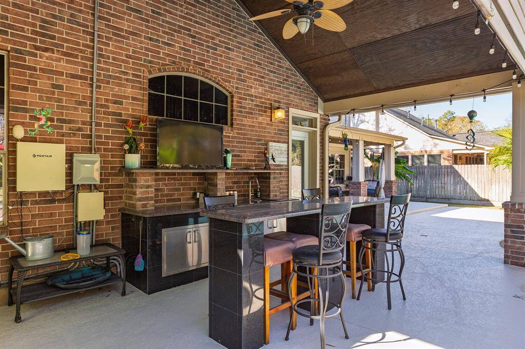 Large Covered Patio With Built-in Wet Bar & Ice-Maker Make Hosting Gatherings a Snap!