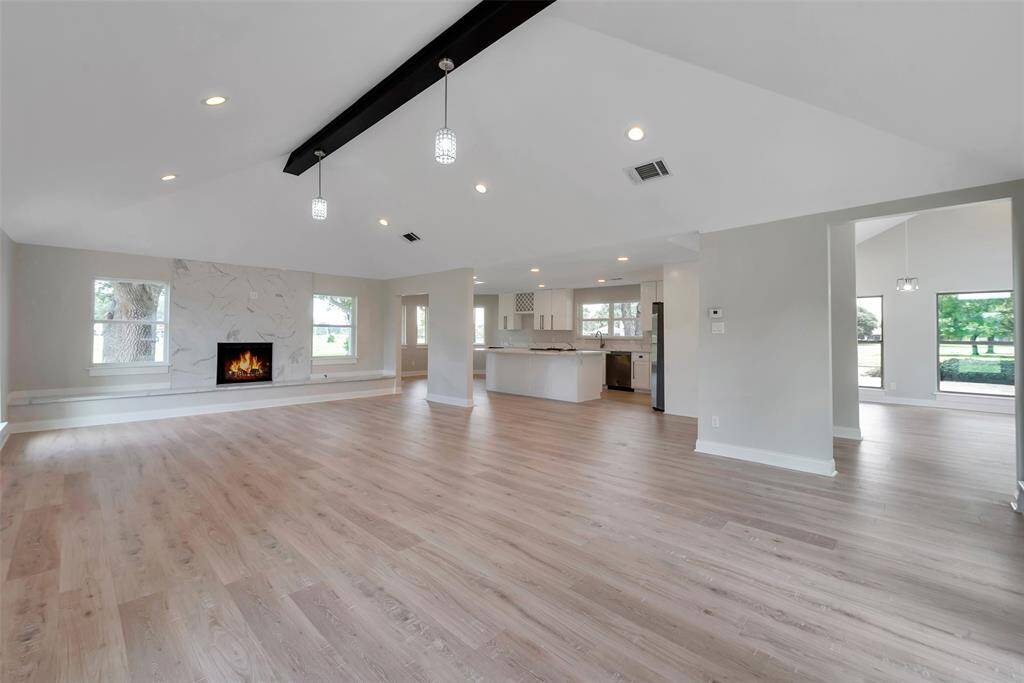 A wonderful OPEN concept floor plan - modern and spacious! Plenty of room for alll your living needs.