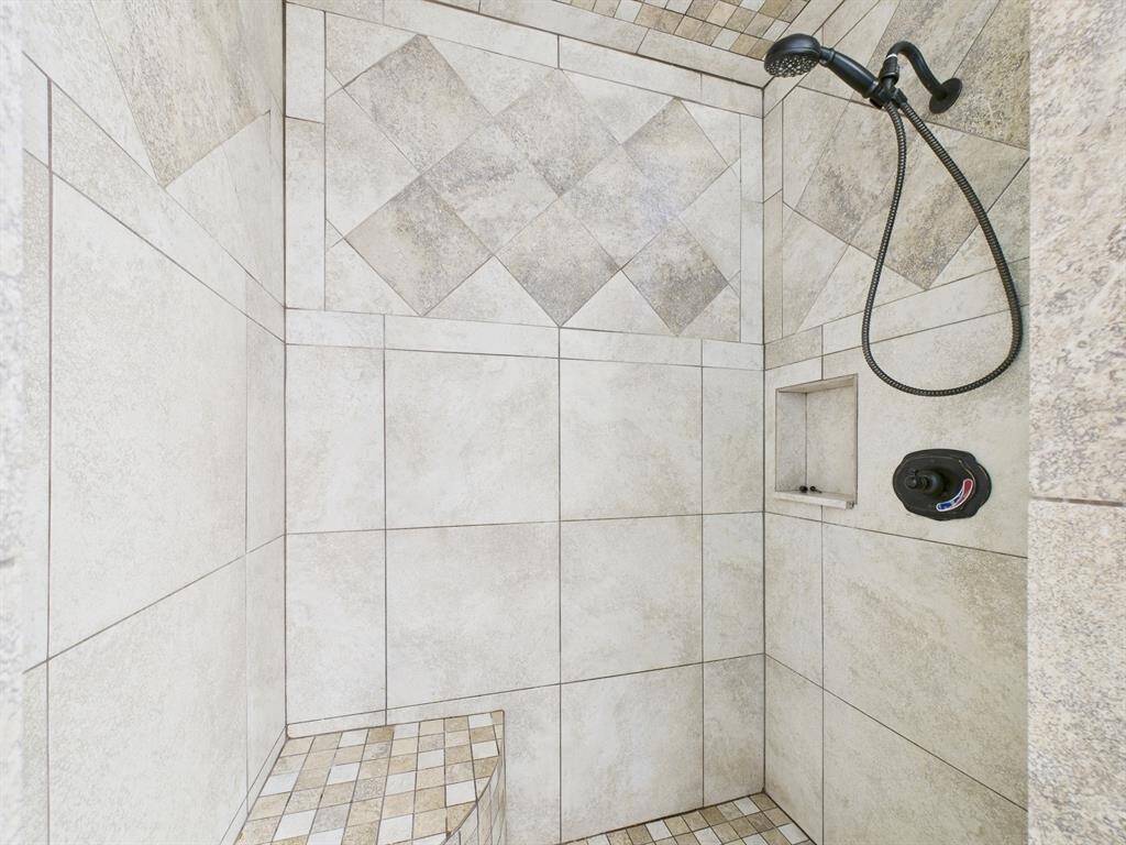 Shower with Bench Seat