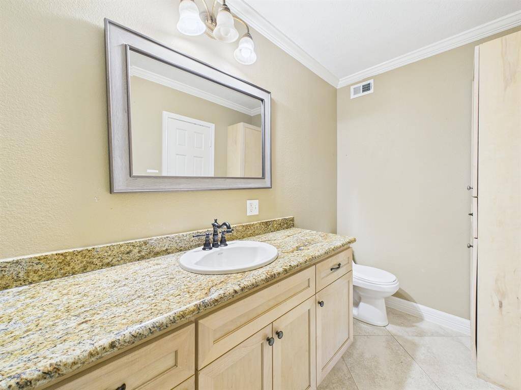 Large Vanity & Linen Closet