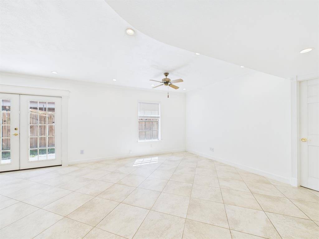 Spacious Living Area (15'x14')