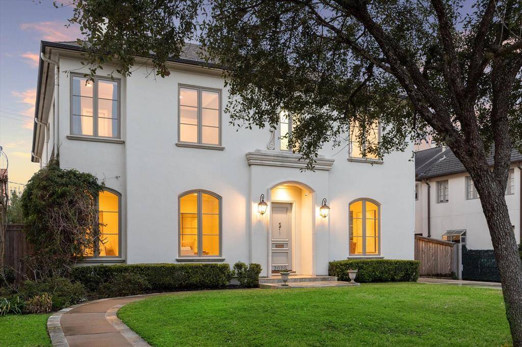 This Avalon/River Oaks area home, custom-built by Bardwell, blends timeless design with traditional and contemporary elements.