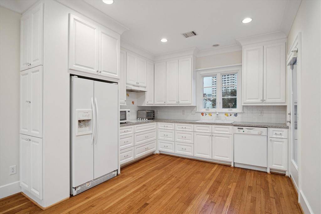 The garage apartment features a fully equipped kitchen.