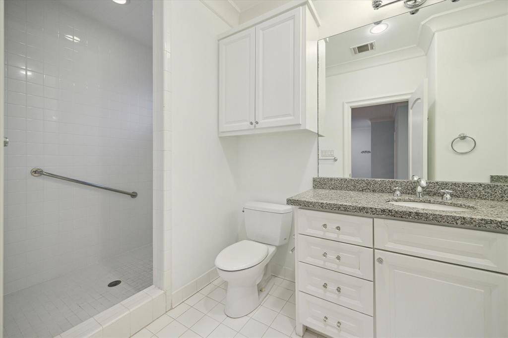 The garage apartment full bathroom.