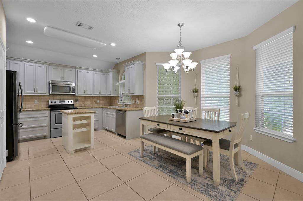Open concept kitchen & dining space.