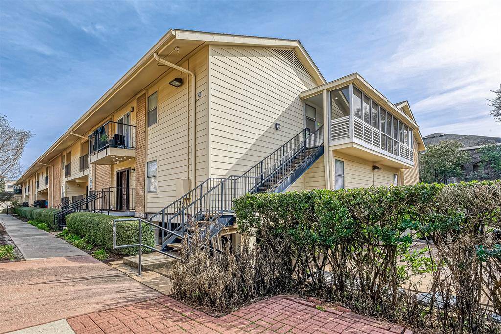Gorgeous updated condo in a fantastic Highland Village location, so close to so many of the best restaurants, shopping, gyms, grocery stores and so much more.