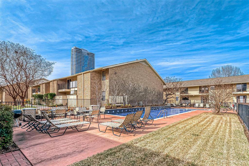Well maintained and well manicured complex.