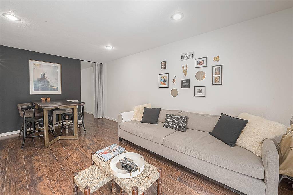 Large living / dining combo, making the condo ideal for entertaining.