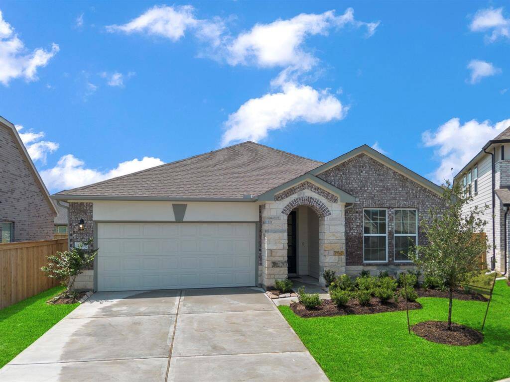 Welcome home to 32035 Fernwood Mallow Court located in the community of Dellrose and zoned to Waller ISD.
