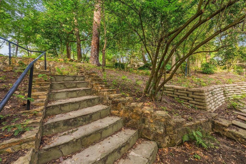 And steps down to the bayou.