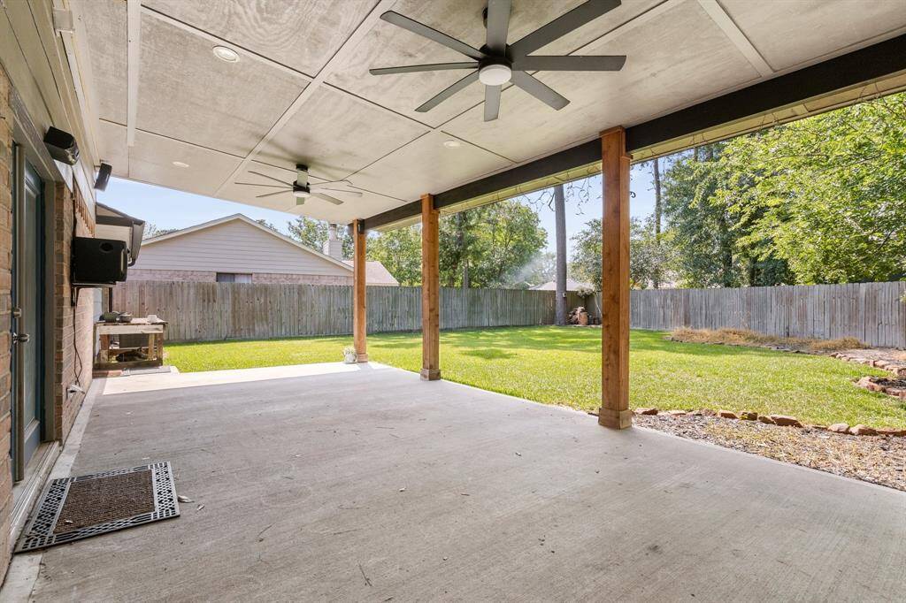 Protection from the sun and rain guarantees a pleasant outdoor experience, offering sufficient space to enjoy nature while remaining shielded.